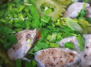 Hình của món Canh khổ qua nấu chả cá thác lác.