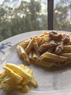 Una foto de Pasta con salsa de leche
