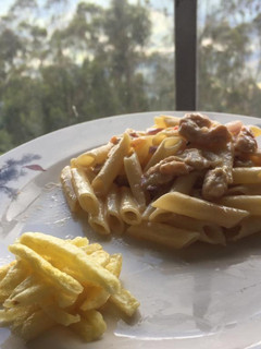 Una foto de Pasta con salsa de leche
