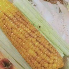 A picture of Chili butter corn on the cob.