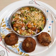 A picture of Ragda patties.