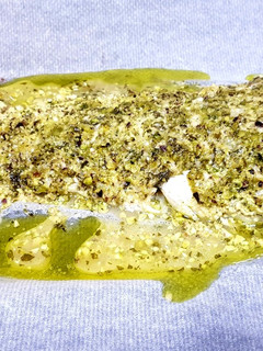 Una foto de Merluza en papillote con pesto de pistachos crujiente