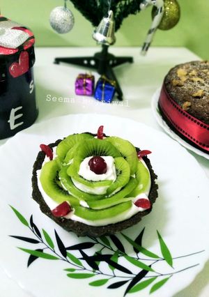 बिस्कुट कीवी क्रीम टार्ट (Biscuit Kiwi Cream Tart recipe in Hindi) रेसिपी मुख्य फोटो