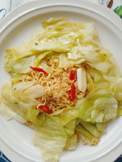 【抗疫隨便吃】高麗菜炒泡麵 10分鐘快食午餐 的食譜成品照片