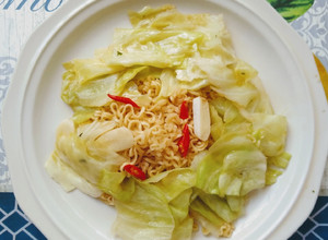 【抗疫隨便吃】高麗菜炒泡麵 10分鐘快食午餐 的食譜成品照片