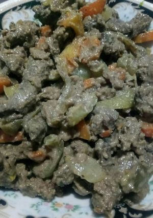 Фото Печень жареная с овощами и сметаной.