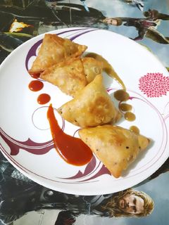 समोसा (samosa recipe in Hindi) रेसिपी मुख्य फोटो