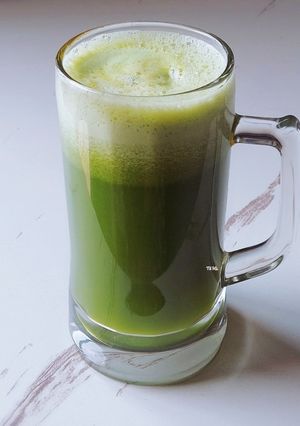 Hình của món Nước ép LÊ mix với cần tây & ớt chuông.