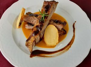 Foto principal de Costillas al horno con crema de verduras y salsa demi glasé