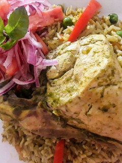 Una foto de Arroz con pollo al estilo Perú🇵🇪