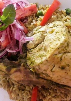 Una foto de Arroz con pollo al estilo Perú🇵🇪