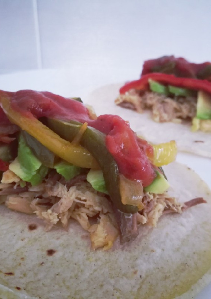 Una foto de Tacos con carne del caldo
