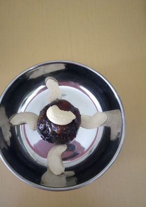 ખજૂર બોલ (Khajur balls recipe in gujarati) રેસીપી મુખ્ય ફોટો