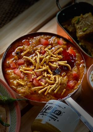 સેવ ટામેટા નું શાક (Sev Tameta Shak Recipe In Gujarati) રેસીપી મુખ્ય ફોટો