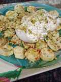 Calabacín a la plancha con burrata y pistachos