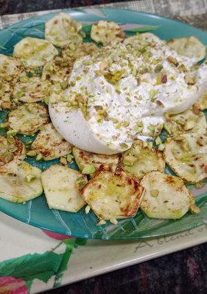Una foto de Calabacín a la plancha con burrata y pistachos
