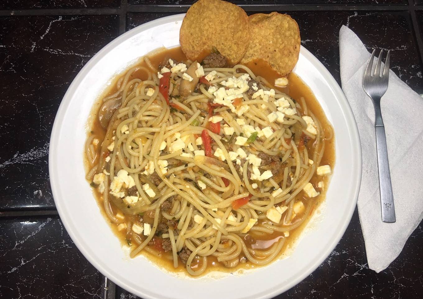 Pasta en salsa de tomate y carne molida 🍝