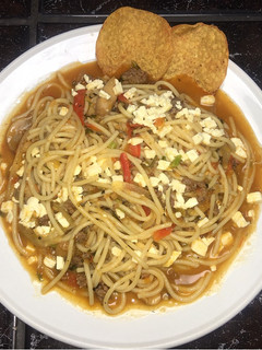 Una foto de Pasta en salsa de tomate y carne molida 🍝