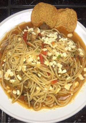 Una foto de Pasta en salsa de tomate y carne molida 🍝
