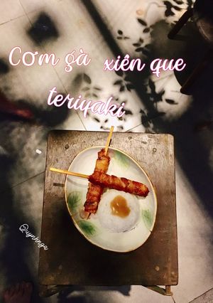 Hình của món Cơm gà xiên que teriyaki.