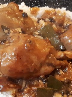 Una foto de Pollo en adobo filipino
