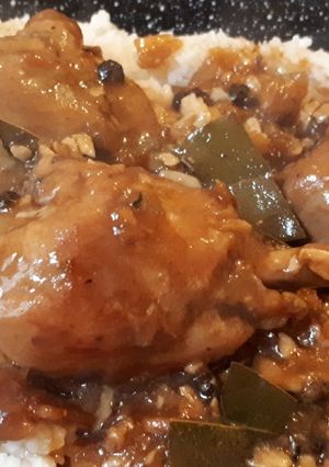 Una foto de Pollo en adobo filipino