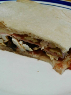 Una foto de Pizza rellena (jamón, queso y champiñones)