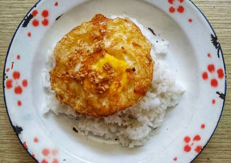 Resep Nasi telor ceplok bawang putih, Enak Banget
