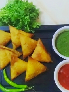 સમોસા (Samosa Recipe In Gujarati) રેસીપી મુખ્ય ફોટો
