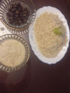 صورة لوصفة مكرونة بالصوص الابيض والسجق