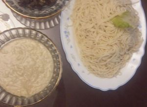 صورة لوصفة مكرونة بالصوص الابيض والسجق
