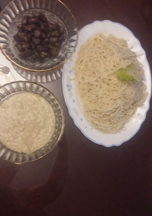 صورة لوصفة مكرونة بالصوص الابيض والسجق