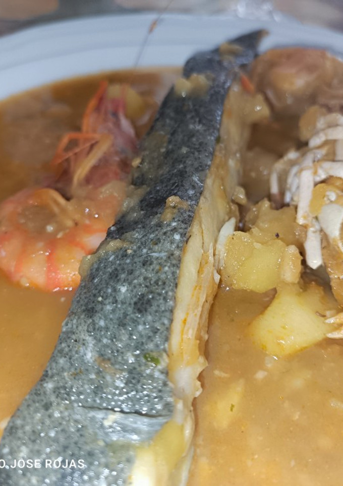 Una foto de Suquet de rodaballo salvaje y gambas rojas