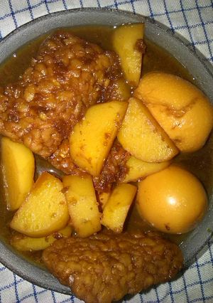 Foto resep Semur Telur Kentang