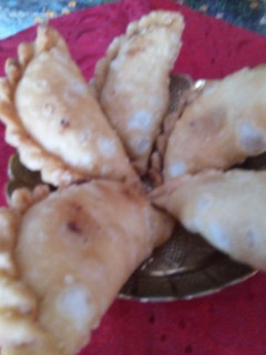 सूजी ड्राई फ्रूट्स गुजिया करंजी (suji dry fruits gujiya/karanji recipe in hindi) रेसिपी मुख्य फोटो