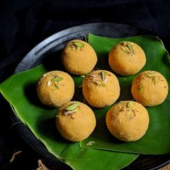A picture of Desi Ghee Besan Ladoos.