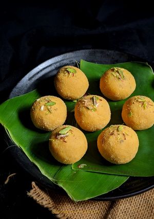 A picture of Desi Ghee Besan Ladoos.