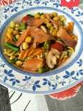 Espirales con garbanzos, salmón ahumado y verduras