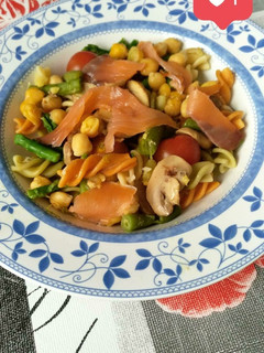 Una foto de Espirales con garbanzos, salmón ahumado y verduras