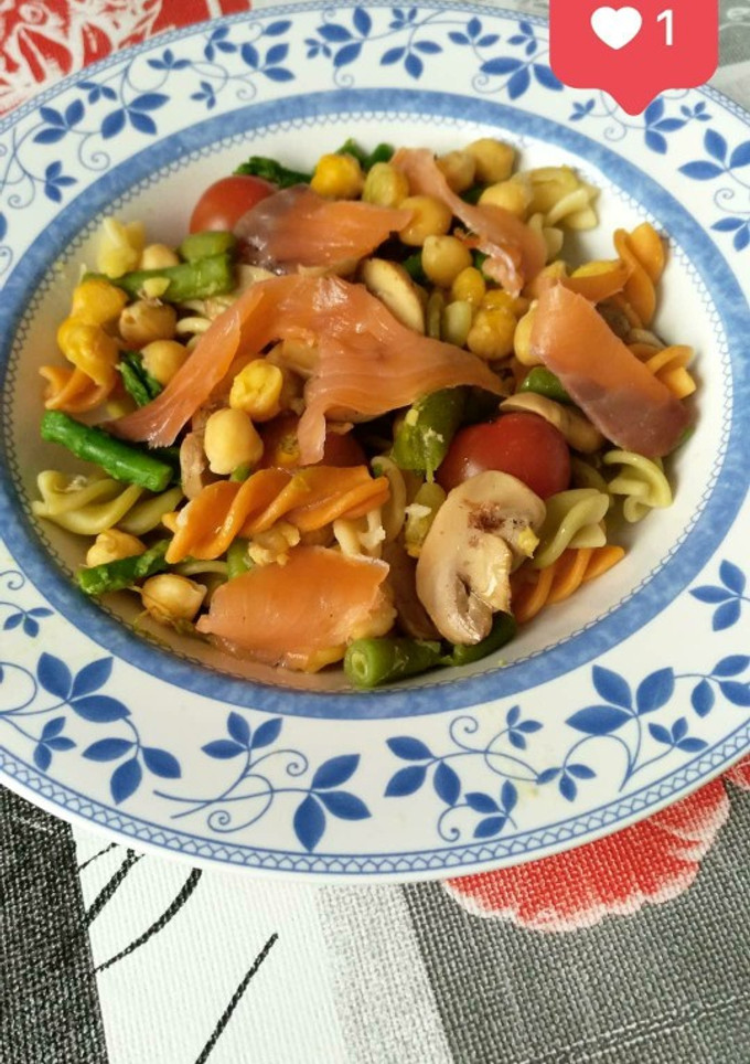 Una foto de Espirales con garbanzos, salmón ahumado y verduras
