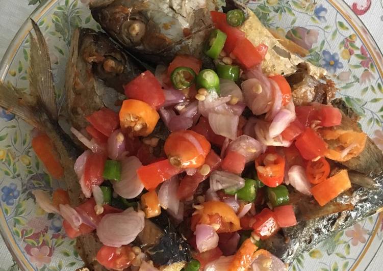 Ikan Kembung Goreng Sambal Matah Anti Gagal