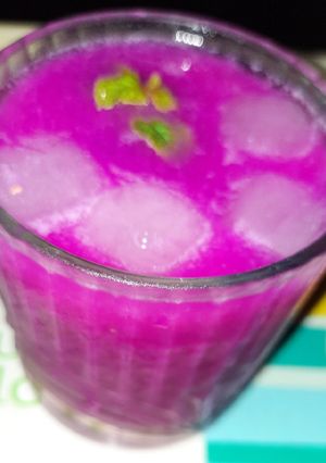 A picture of Dragon Fruit & Apple smoothie.