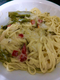 Una foto de Fideos con salsa blanca y verduras al vapor