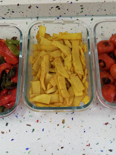 Una foto de Tomates y pimientos asados con bambú