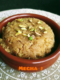 मूग डाळ हलवा (moong dal halwa recipe in marathi) रेसिपी चे मुख्य फोटो
