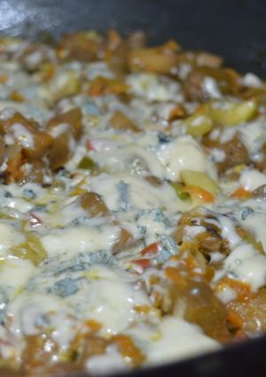 Una foto de Wok de vegetales, Champiñón y roquefort
