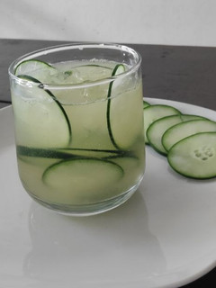 Una foto de Cóctel de mezcal con pepino