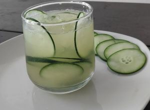 Una foto de Cóctel de mezcal con pepino