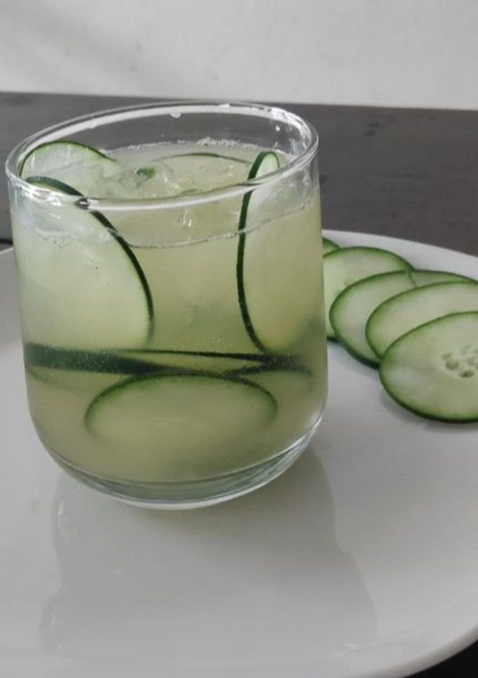 Una foto de Cóctel de mezcal con pepino