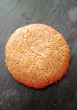Una foto de Cookies o galletas de mantequilla con harina de garbanzo y trocitos de chocolate blanco